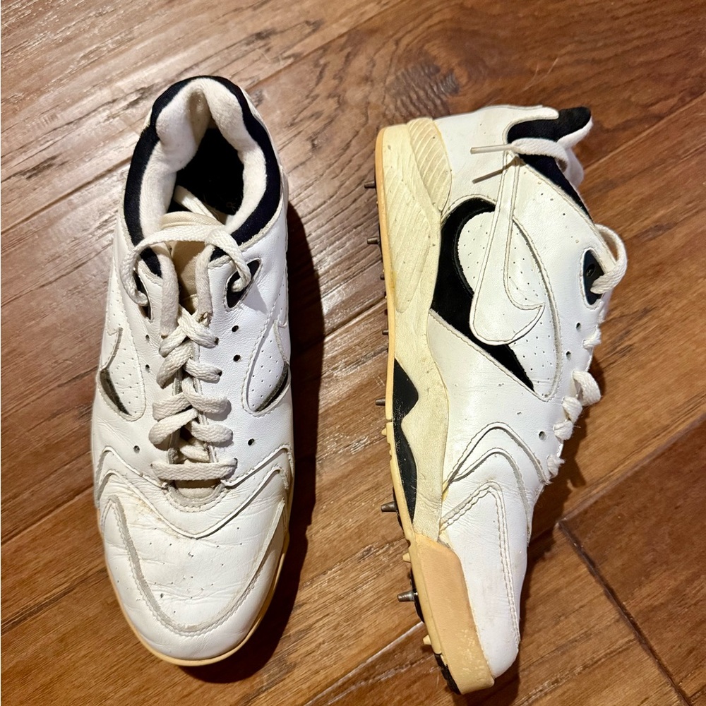 Nike Men's White and Black Athletic Sneakers